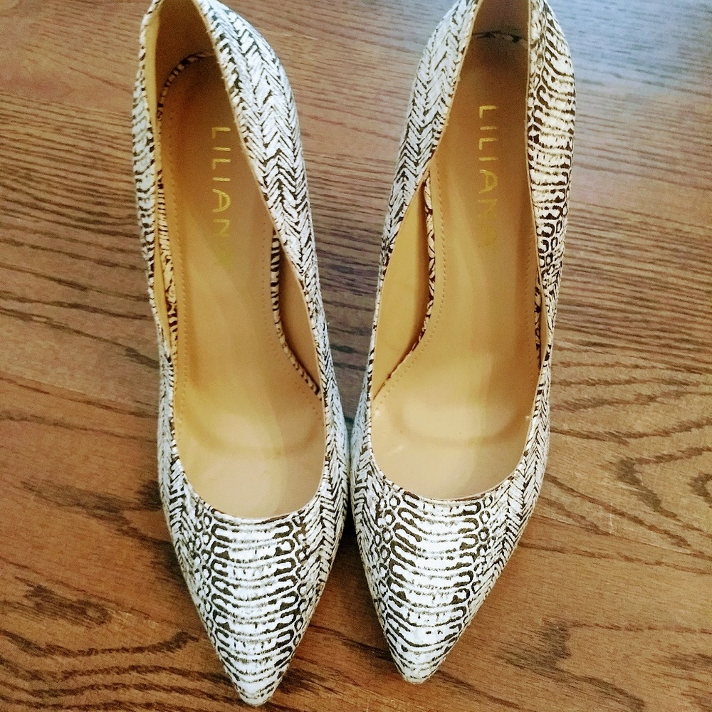 🎆 NEW!🎆 Liliana Snakeskin Pumps